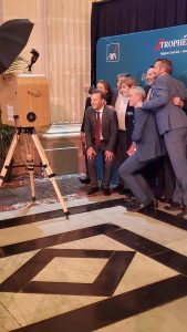 Invités en costume prenant des poses devant un photobooth à Marseille