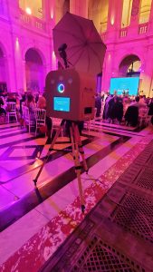 Photobooth sur trepied dans une salle illuminee en violet, Marseille