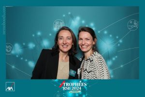 Deux femmes souriantes posent au photobooth, séminaire