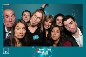 Photobooth Marseille, groupe pose en souriant lors des Trophees
