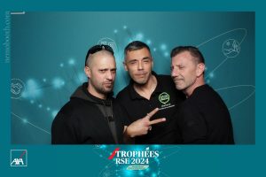 Photo de groupe souriante au photobooth, soiree séminaire